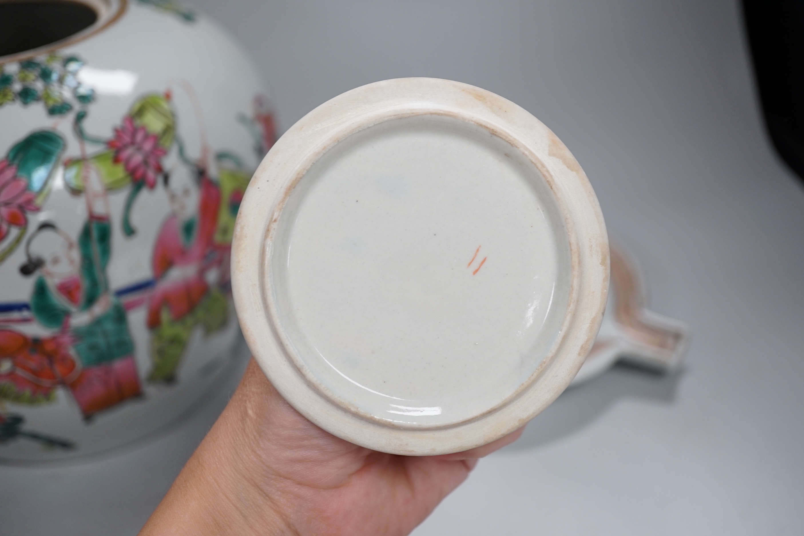 A Chinese lidded pot and 3 Chinese armorial leaf dishes, the largest 23cm high